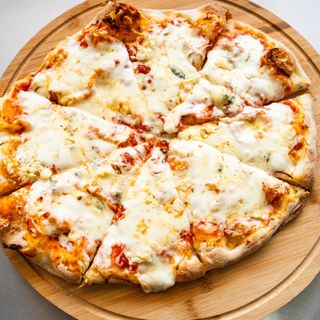 პიცა ოთხი ყველით (8 ნაჭრიანი)