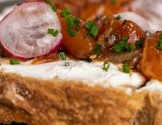 Tostada Con Queso Crema Y Salmón