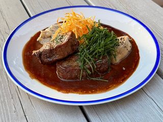 МЕДАЛЬЙОНИ З ТЕЛЯТИНИ, ТРЮФЕЛЬНИЙ КРЕМ, КРЕМ ІЗ БІЛИХ ГРИБІВ