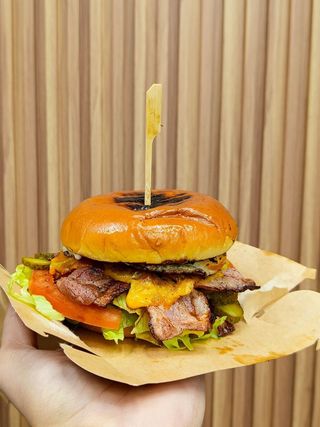 Бургер с бекон и яйце