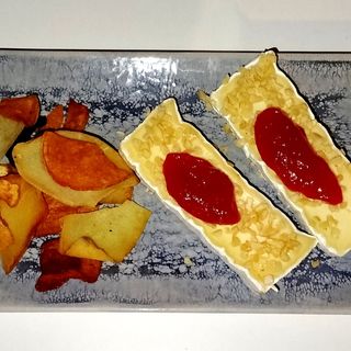 Almendrado De Brie Con Mermelada De Tomate Casera