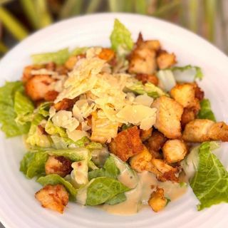 Menú Ensalada Caesar  con pollo + bebida