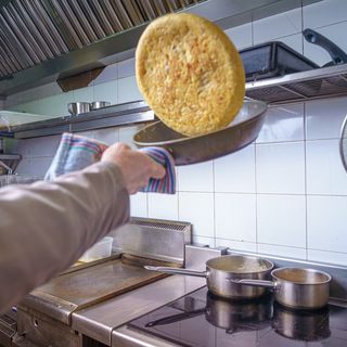 Pintxo de tortilla de patata rellena de jamon york y queso