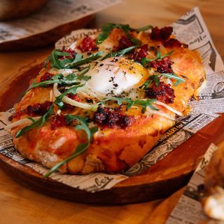 Pinsa Sobrasada Picante, cebolla y huevo a 62°