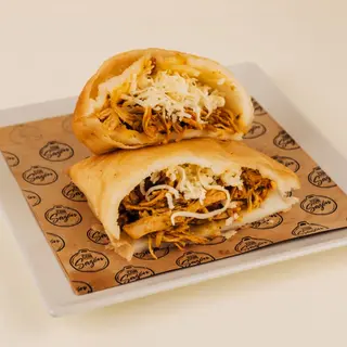 Empanada pollo con queso amarillo