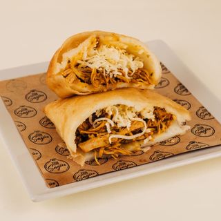 Empanada pollo con queso amarillo