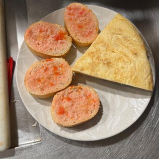 Tapa De Tortilla De Patatas Con Pan Y Tomate