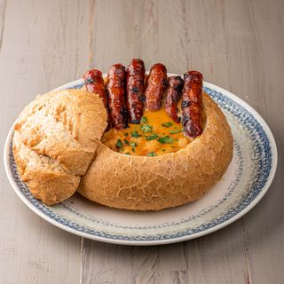 Iahnie de fasole cu carnaciori prajiti in paine