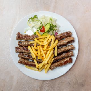 Ćevapi i pomfrit