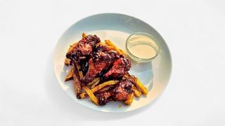 Aripioare glazurate de pui usor picante cartofi si sos de usturoi