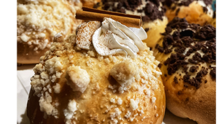 Drożdżówka jabłko-cynamon-biała czekolada