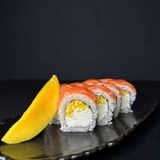 Рол з манго та лососем (350 гр)