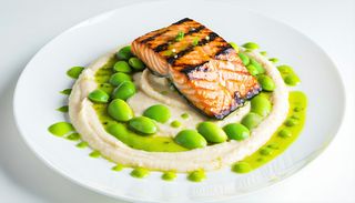 Somon cu piure de țelină, edamame, sos lime