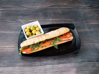 Bocadillo z chorizo pikantnym i oliwkami