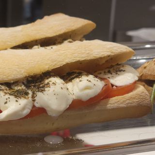 Panino imbottito con pomodoro e mozzarella