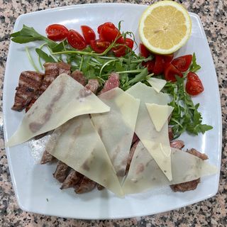 Tagliata con pomodoro ciliegino, rucola e grana