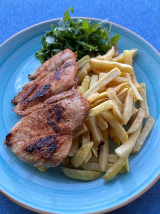 Piept de pui la grătar cu cartofi prăjiți și sos usturoi