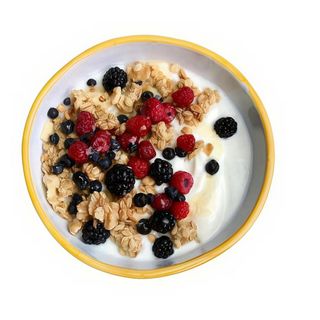Yogur Griego Con Granola Casera Y Frutos Rojos