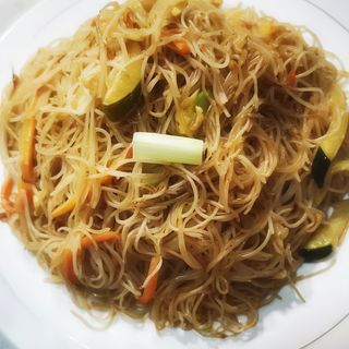 Fideos De Arroz Fritos Con Tres Delicias