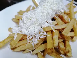 Домашно пържени картофи със сирене (250г)