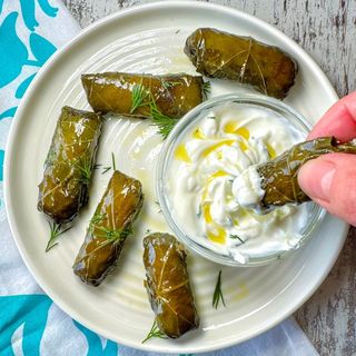 Dolma con yogur y pan