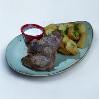 Ceafa de porc la grill cu cartofi cu usturoi