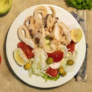 Menu (1)Ensalada mixta  (2)Calamares a la romana