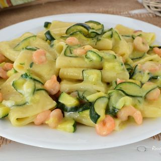 Tallarines con calabacin y gambas