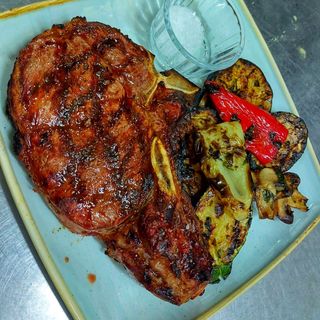 Ceafă de porc la grătar,cartofi prajiti