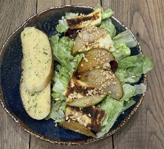 SAŁATKA Z SERKIEM HALLOUMI