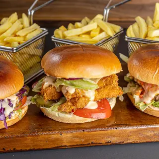 3 Burgers Platter  cu cartofi prajiti si salata coleslaw