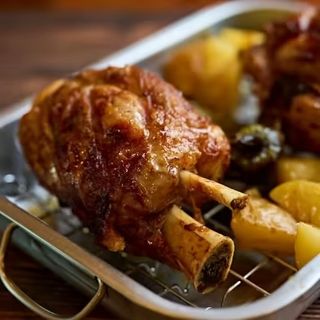 Codillo entero con patatas