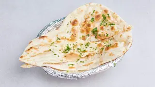 Naan czosnkowo-kolendrowy