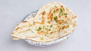 Naan czosnkowo-kolendrowy