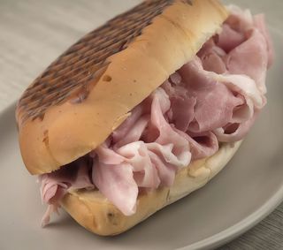 Panino con prosciutto cotto e maionese