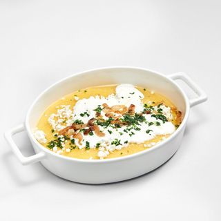 Mamaliguta cu branza, smantana si slanina prajita