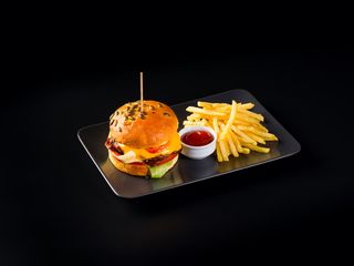 The Clasic burger, cartofi prajiti, sos maioneza