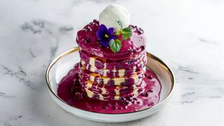 Панкейки под черничным соусом и сливочным мороженым 