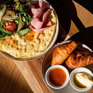 Омлет з шинкою / міні круасанчики з маслом і джемом