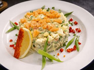 Олівʼє з лососем та крабом (250g)