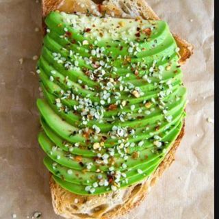 TOSTADAS CON AGUACATE