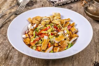 Salată săsească cu șnițel de pui