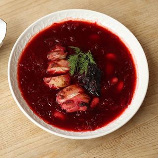 Борщ з курячим стейком, копченою грушею та квасолею Ясь