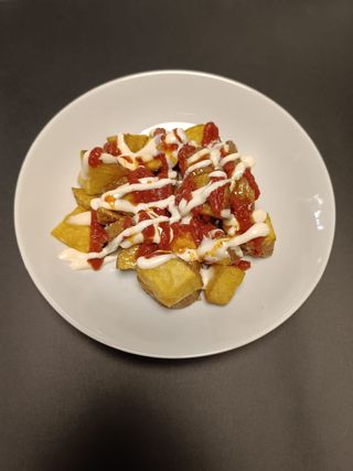 Patatas bravas con salsa de chile chipotle y alioli
