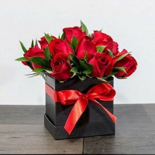 Boîte Carrée de 12 Roses – Élégance et Raffinement
