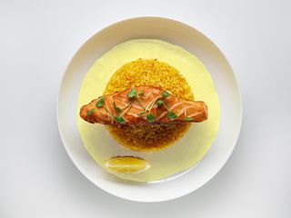 Стейк лосося на пару з шафрановим рисом