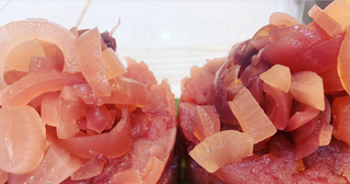 Tartare di tonno con cipolla fritta
