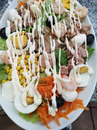 Salada de camarao.