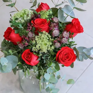 Ramo de rosas rojas con flores silvestres · Mileva Marić