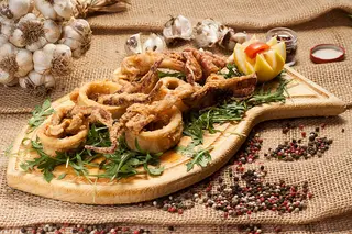 CALAMAR (PRAJIT) (150GR) SERVIT CU SOS ROSU DE LEGUME (50 GR)
